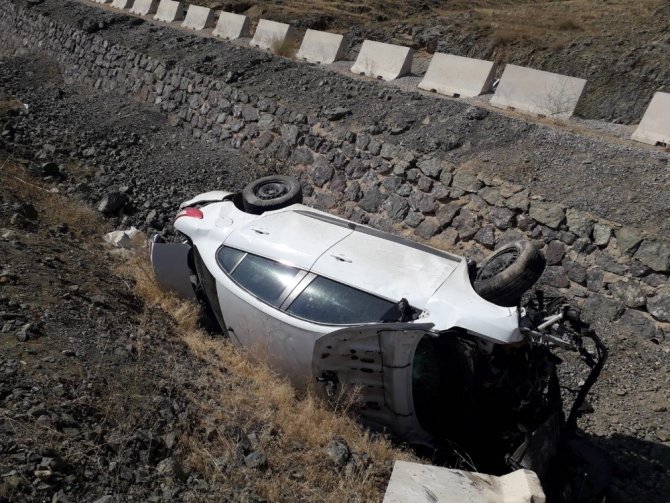Ekinözü'nde Otomobil baraj gölüne düşmekten son anda kurtuldu