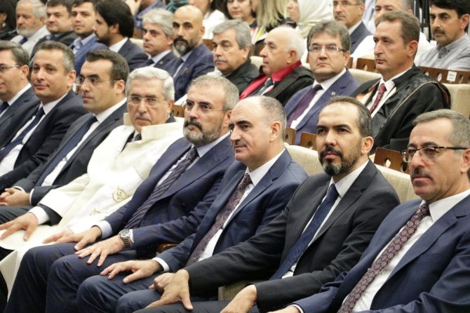 KSÜ’de Arda’ya onur ödülünü Mahir Ünal verdi