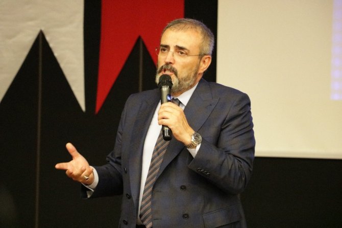 KSÜ’de Arda’ya onur ödülünü Mahir Ünal verdi