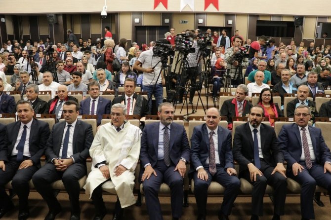 KSÜ’de Arda’ya onur ödülünü Mahir Ünal verdi