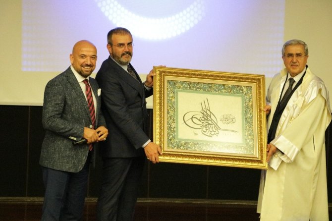 KSÜ’de Arda’ya onur ödülünü Mahir Ünal verdi