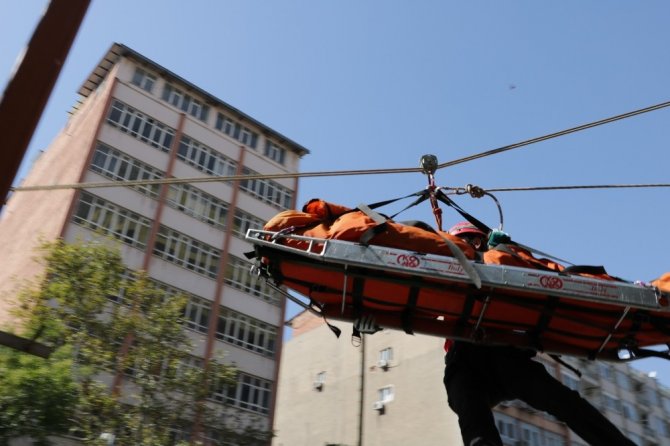 Gerçeği aratmayan helikopterli yaralı kurtarma tatbikatı