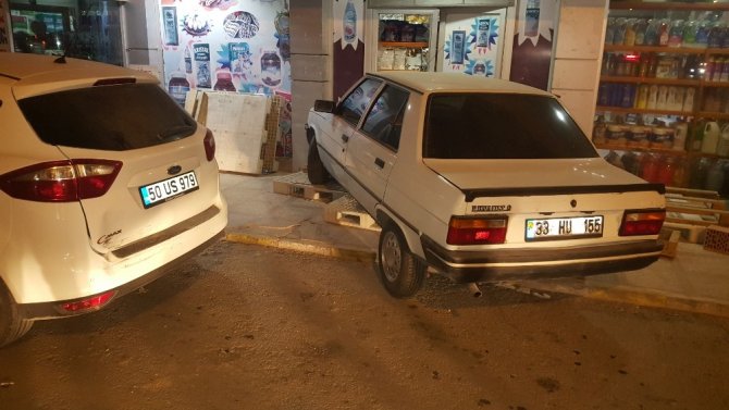 Elbistan'da Fren yerine gaza basınca markete girdi