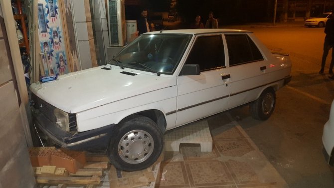 Elbistan'da Fren yerine gaza basınca markete girdi