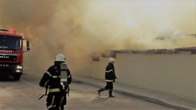 Kahramanmaraş'ta iplik fabrikasında yangın pahalıya maal oldu