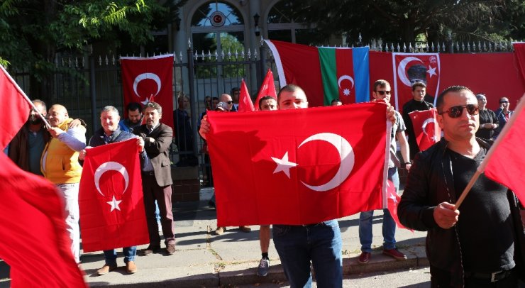 Macaristan’daki Türkler’den YPG/PKK yandaşlarına tepki