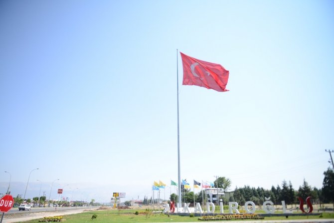 Vatandaşlara ücretsiz Türk bayrağı dağıtıldı