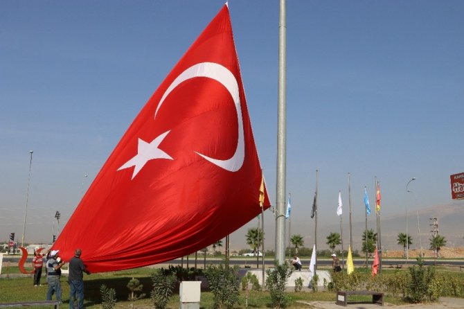 Vatandaşlara ücretsiz Türk bayrağı dağıtıldı