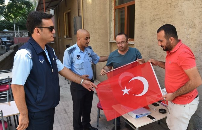 Vatandaşlara ücretsiz Türk bayrağı dağıtıldı