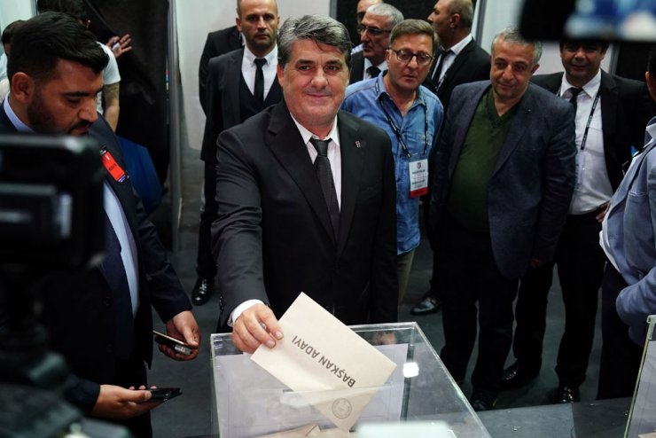 Beşiktaş’ta başkan adaylarından Serdal Adalı oyunu kullandı