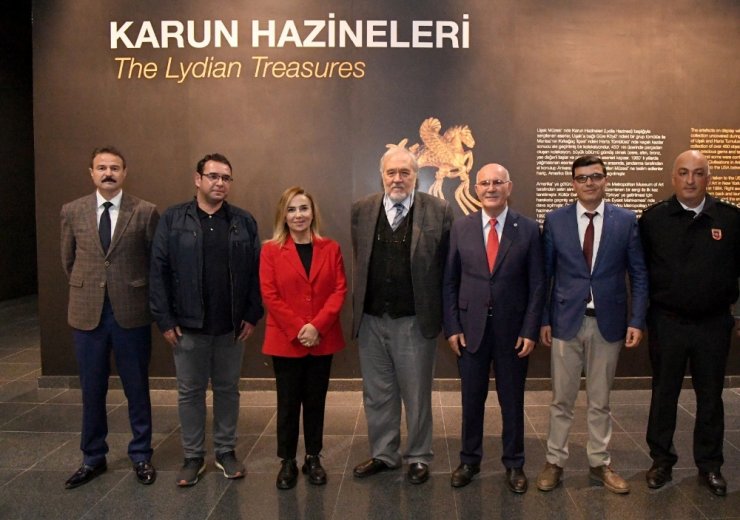 İlber Ortaylı açılış dersi sonrası Uşak’ı gezdi