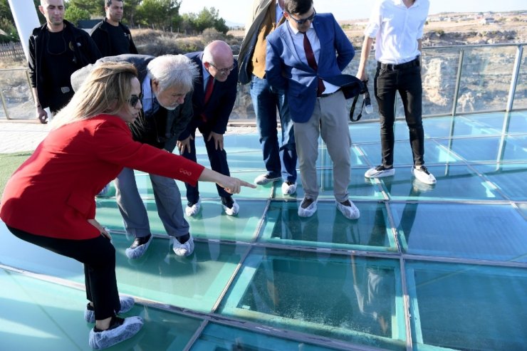 İlber Ortaylı açılış dersi sonrası Uşak’ı gezdi