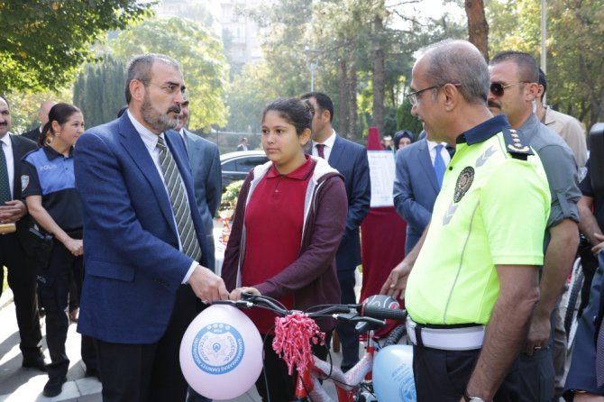 Ünal: "Toplum, merhametli ve dayanışmadan yararlanan bireyler yetiştirilmeli"