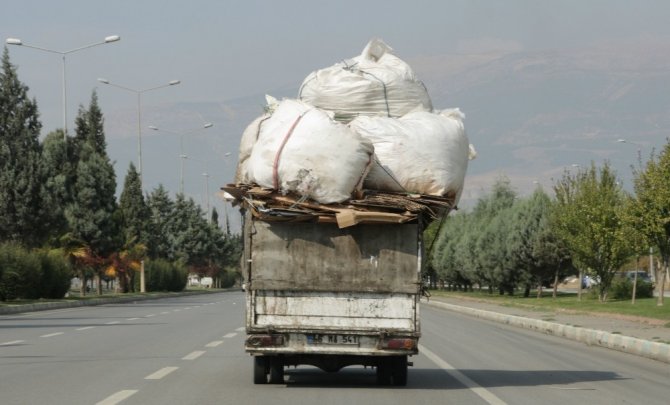 Yük sınırını aşan kamyonetin tehlikeli yolculuğu