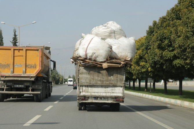 Yük sınırını aşan kamyonetin tehlikeli yolculuğu