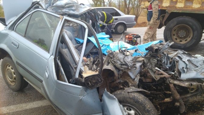 Kahramanmaraş’ta kamyon ile çarpışan otomobil hurdaya döndü: 1 ölü