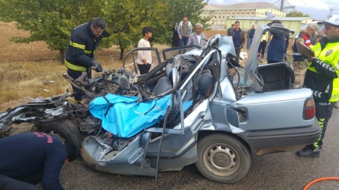 Kahramanmaraş’ta kamyon ile çarpışan otomobil hurdaya döndü: 1 ölü