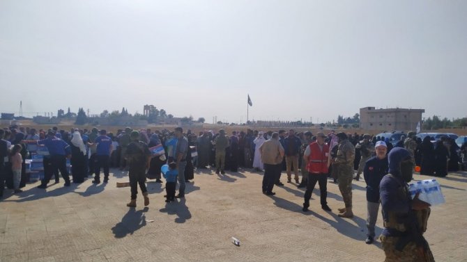 Suriye’nin kuzeyindeki halka insani yardım