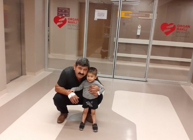 Fedakar baba 4 yaşındaki oğluna böbreğini verdi