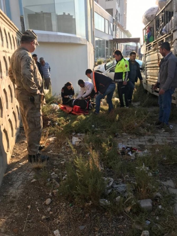 Otomobil ile çarpışan motosiklet sürücüsü yaralandı