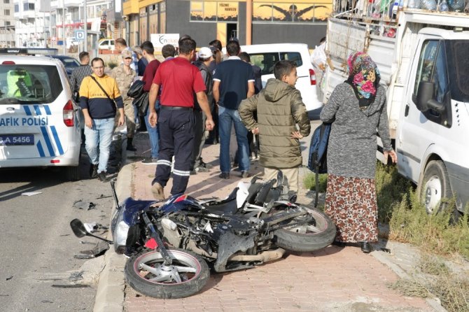 Otomobil ile çarpışan motosiklet sürücüsü yaralandı