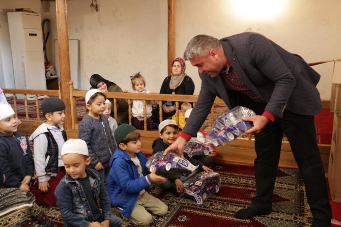 Çocuklardan minaresinde 100 yıllık patlamamış top mermisi bulunan camiye ziyaret