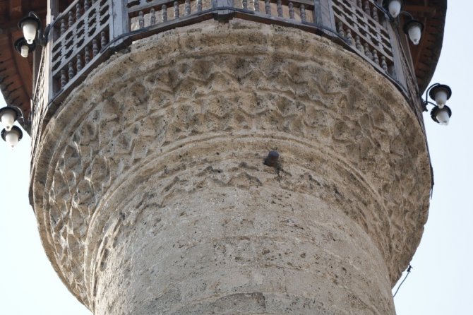 Çocuklardan minaresinde 100 yıllık patlamamış top mermisi bulunan camiye ziyaret