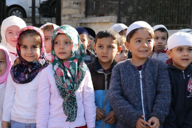 Çocuklardan minaresinde 100 yıllık patlamamış top mermisi bulunan camiye ziyaret