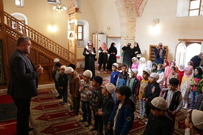 Çocuklardan minaresinde 100 yıllık patlamamış top mermisi bulunan camiye ziyaret
