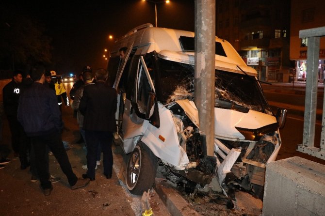 İşçi servisi direğe çarptı 10 kişi yaralandı