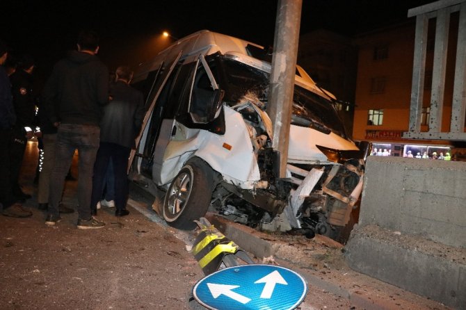 İşçi servisi direğe çarptı 10 kişi yaralandı