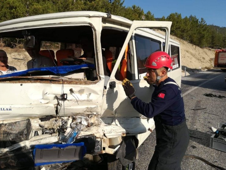 Minibüs ile kamyonet kafa kafaya çarpıştı: 4 yaralı