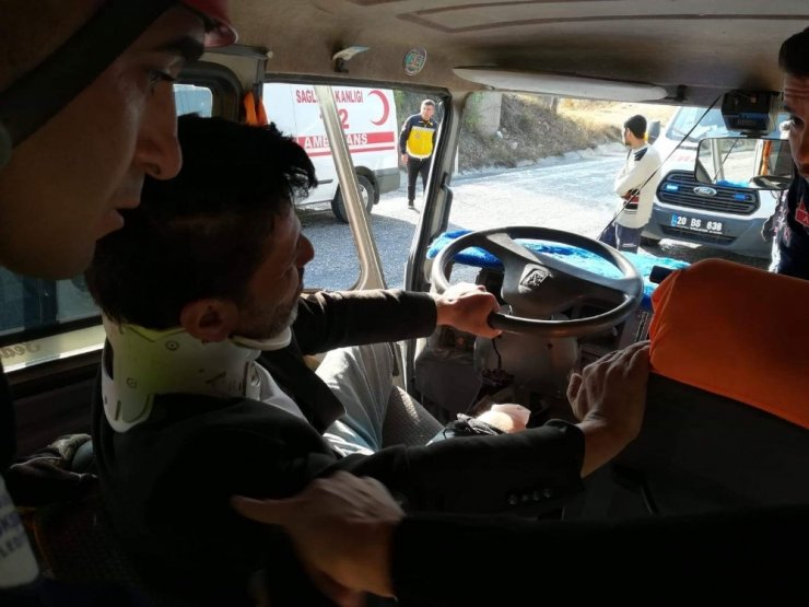 Minibüs ile kamyonet kafa kafaya çarpıştı: 4 yaralı