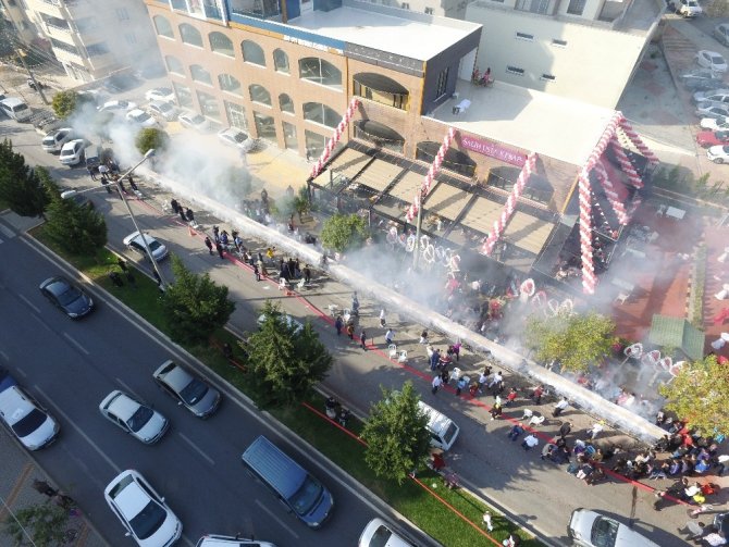 Kahramanmaraş'ta  46 metrelik kebap saniyeler içinde tüketildi