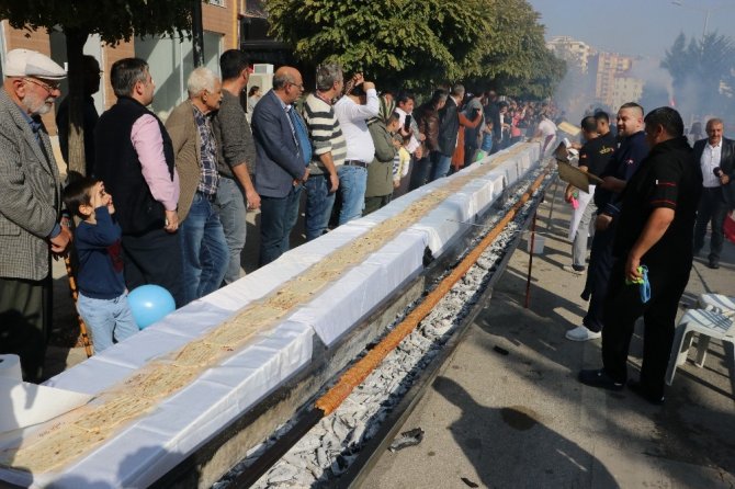 Kahramanmaraş'ta  46 metrelik kebap saniyeler içinde tüketildi