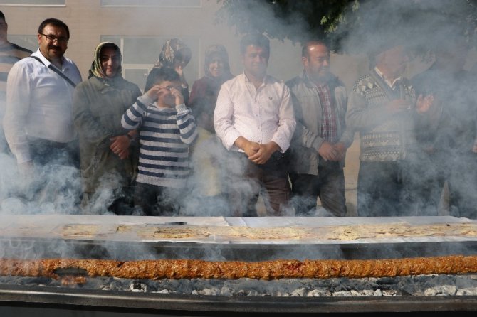 Kahramanmaraş'ta  46 metrelik kebap saniyeler içinde tüketildi
