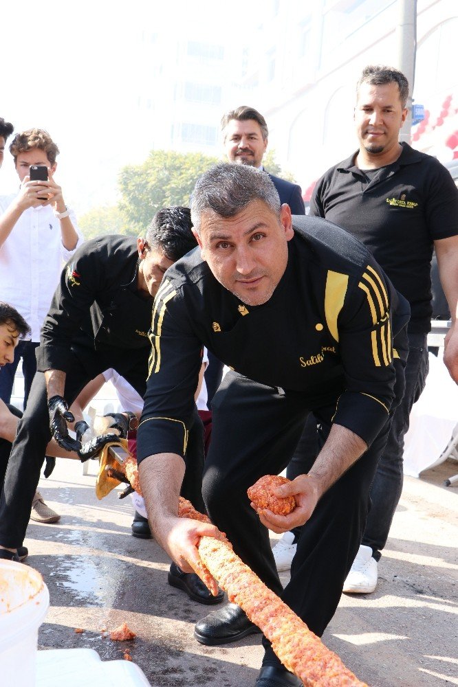 Kahramanmaraş'ta  46 metrelik kebap saniyeler içinde tüketildi