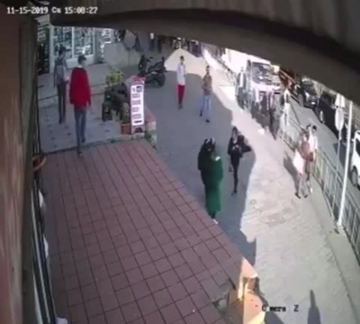 Başörtülü kıza yumruklu saldırı!