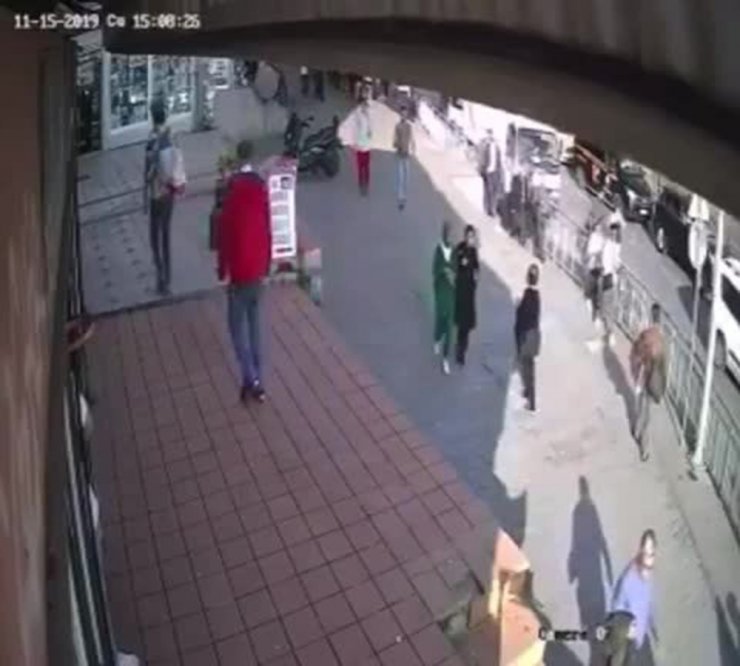 Başörtülü kıza yumruklu saldırı!