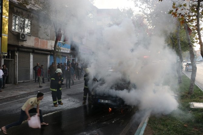 Seyir halinde otomobil alev alarak yandı