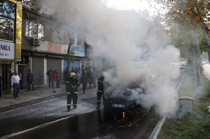 Seyir halinde otomobil alev alarak yandı