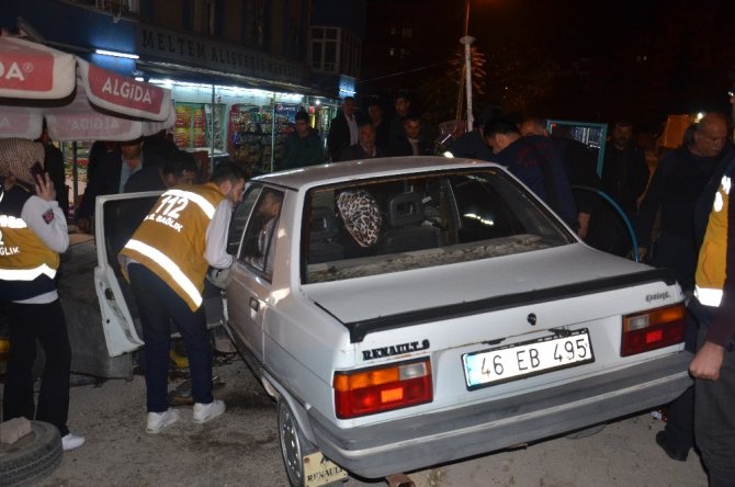 3 kişinin yaralandığı kaza kamerada