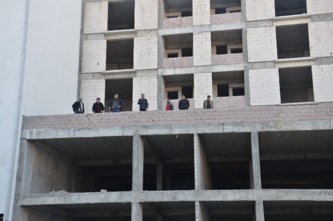 Elbistan'da 3. kattan düşen işçi yaralandı