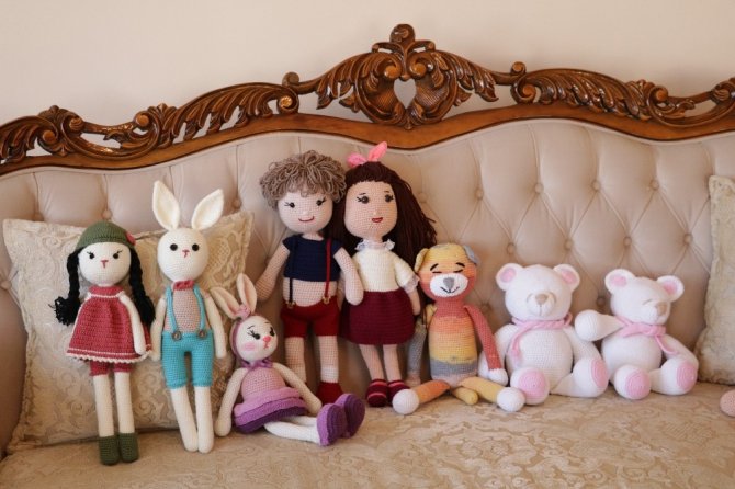 Örgü bebekler  satarak gelir elde ediyor