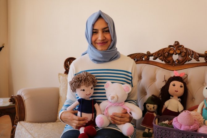 Örgü bebekler  satarak gelir elde ediyor