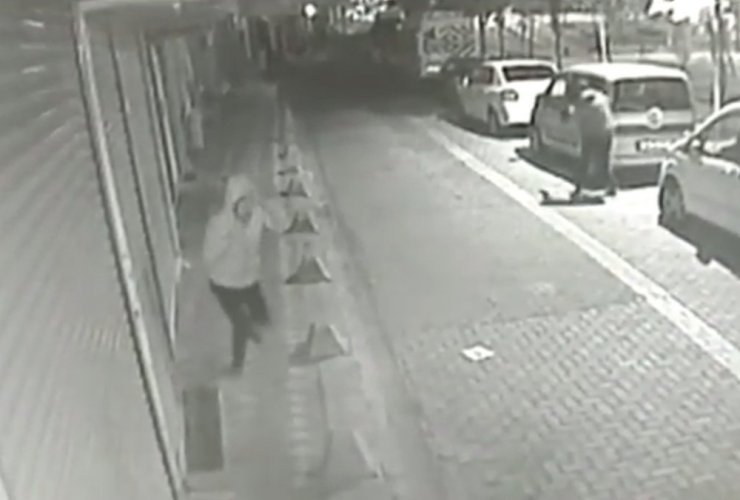 Sokak ortasında silahlı çatışma kamerada