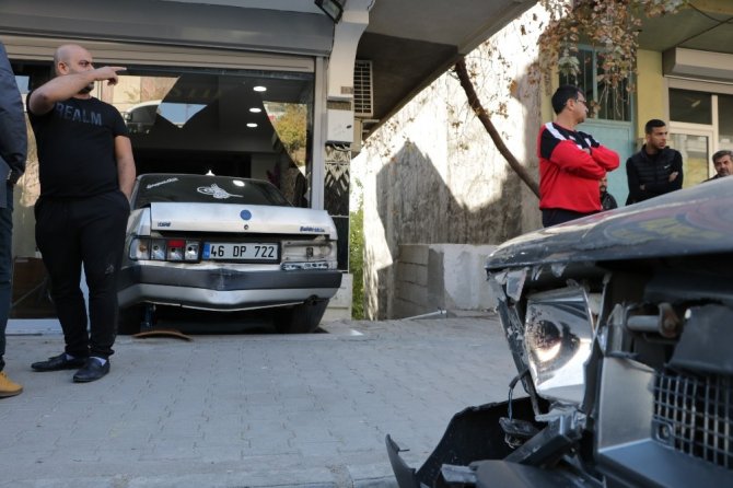 Kahramanmaraş'ta Otomobil berber dükkanına girdi