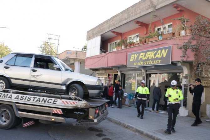 Kahramanmaraş'ta Otomobil berber dükkanına girdi