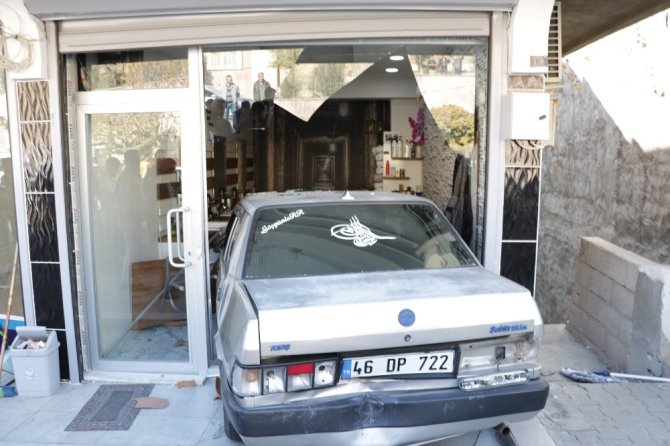 Kahramanmaraş'ta Otomobil berber dükkanına girdi