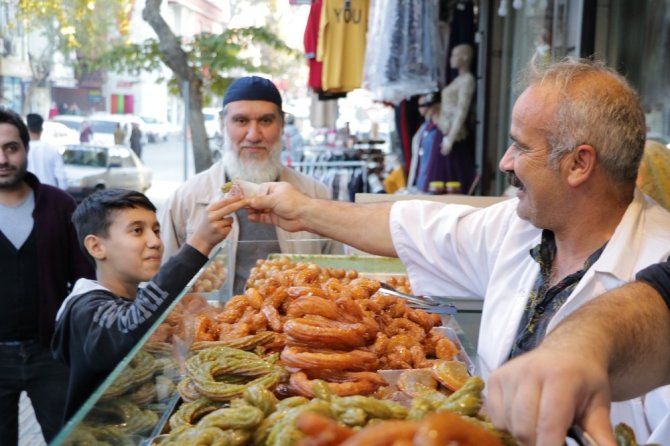 Kahramanmaraş'ta bu tatlı için sıraya giriyorlar